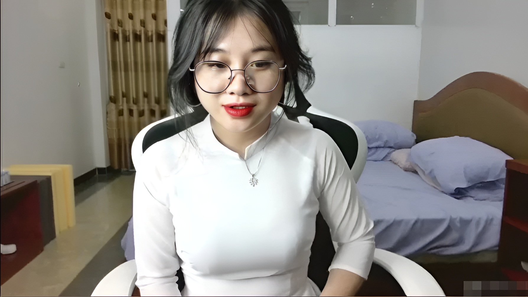 Anna Bear si masturba in ao dai....
