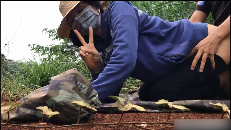 Chào hàng với vợ dâm trên rẫy